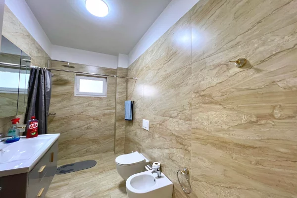 Shtepi ne shitje Vila Luksoze ne Tirane, 3+1, Mobilimi Pjeserisht e mobiluar, Pagesa 450,000  Euro.