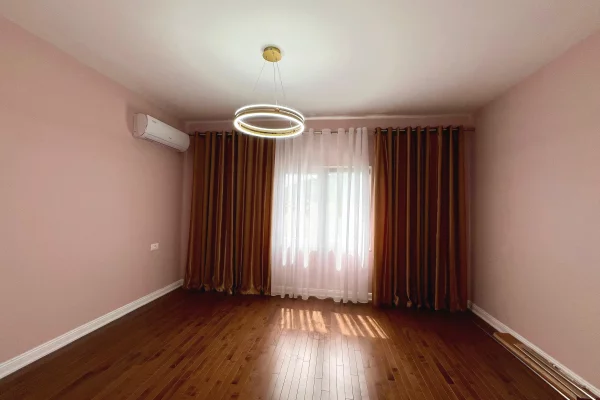 Shtepi ne shitje Vila Luksoze ne Tirane, 3+1, Mobilimi Pjeserisht e mobiluar, Pagesa 450,000  Euro.