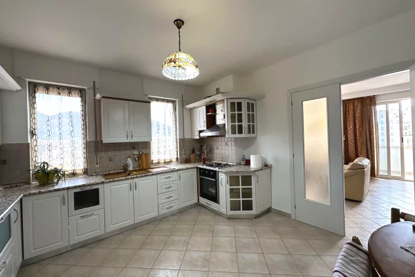 Shtepi me qera Apartament ne Tirane, 2+1, Mobilimi E mobiluar, Pagesa 700  Euro.