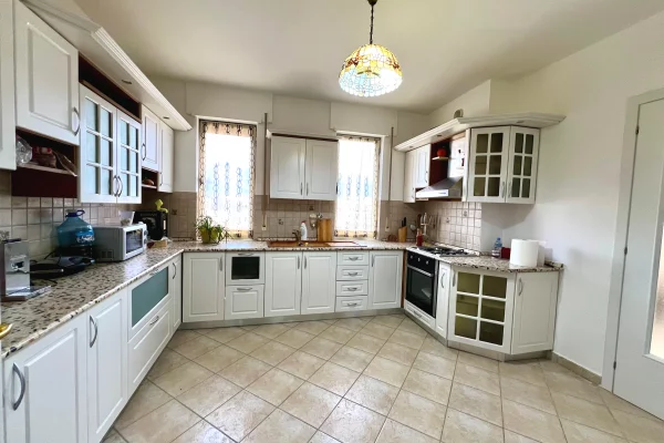 Shtepi me qera Apartament ne Tirane, 2+1, Mobilimi E mobiluar, Pagesa 700  Euro.