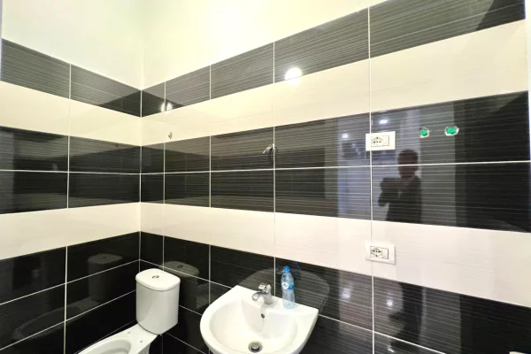 Ambient biznesi me qera 3+1 ne Tirane - 40,000 Leke