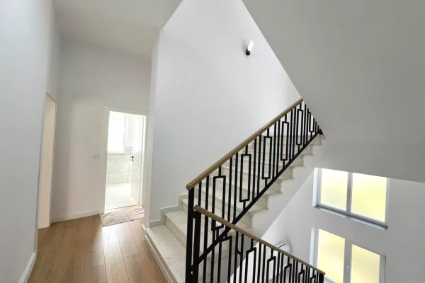 Shtepi me qera 4+1 ne Tirane - 2,500 Euro