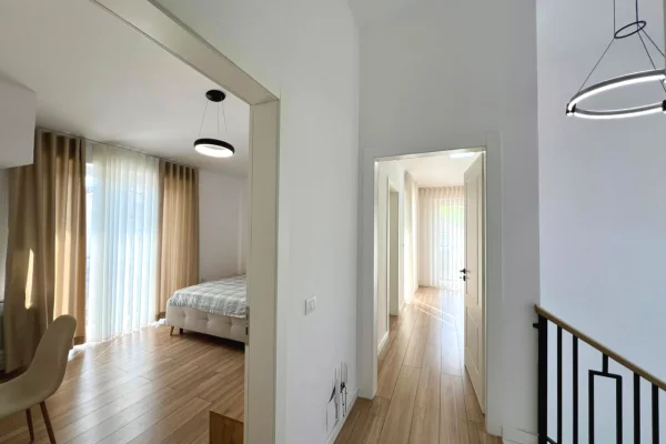 Shtepi me qera Vila Luksoze ne Tirane, 4+1, Mobilimi E mobiluar, Pagesa 2,500  Euro.