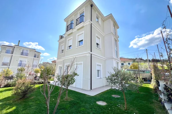 Shtepi me qera Vila Luksoze ne Tirane, 4+1, Mobilimi E mobiluar, Pagesa 2,500  Euro.