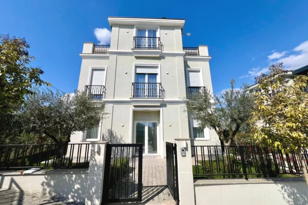 Shtepi me qera Vila Luksoze ne Tirane, 4+1, Mobilimi E mobiluar, Pagesa 2,500  Euro.