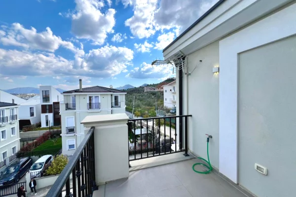 Shtepi me qera Vila Luksoze ne Tirane, 4+1, Mobilimi E mobiluar, Pagesa 2,500  Euro.