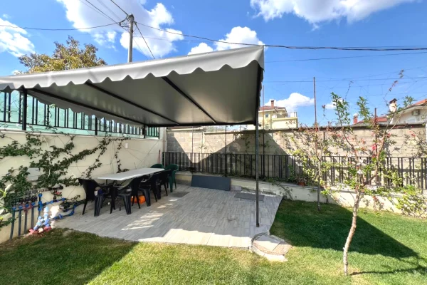 Shtepi me qera Vila Luksoze ne Tirane, 4+1, Mobilimi E mobiluar, Pagesa 2,500  Euro.