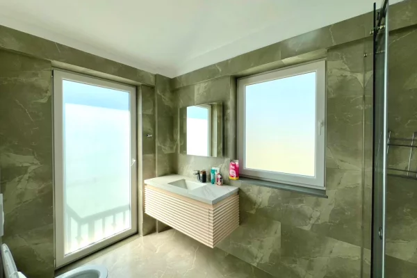 Shtepi me qera Vila Luksoze ne Tirane, 4+1, Mobilimi E mobiluar, Pagesa 2,500  Euro.