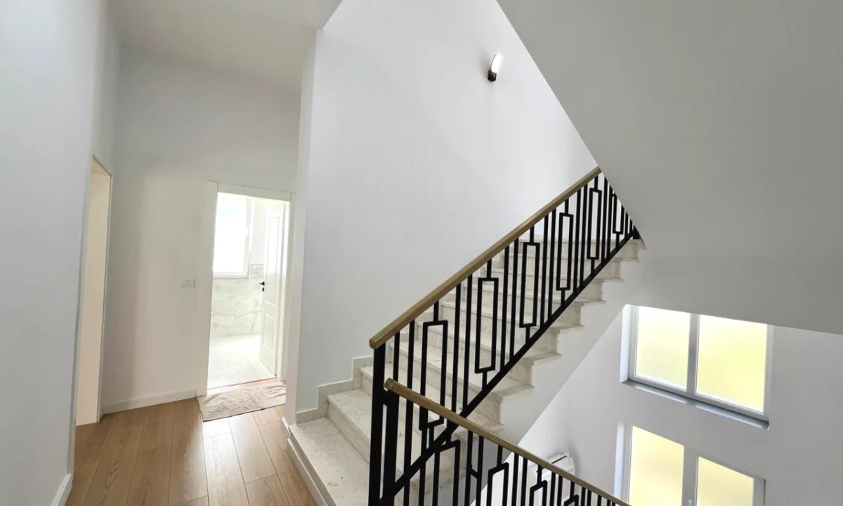 Shtepi me qera Vila Luksoze ne Tirane, 4+1, Mobilimi E mobiluar, Pagesa 2,500  Euro.