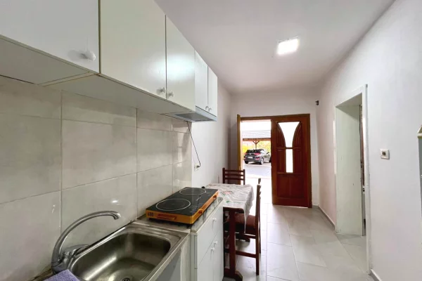 Shtepi me qera Apartament ne Tirane, Garsoniere, Mobilimi E mobiluar, Pagesa 25,000  Leke.