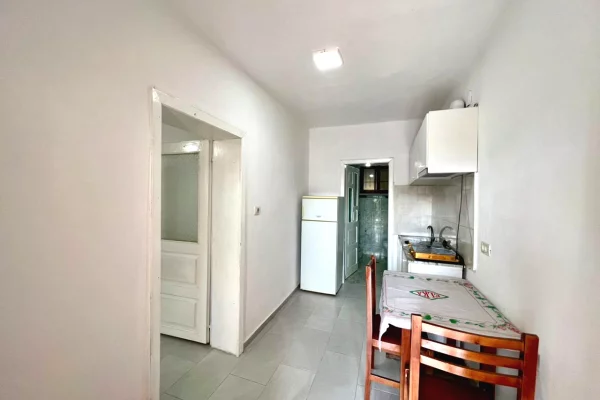 Shtepi me qera Apartament ne Tirane, Garsoniere, Mobilimi E mobiluar, Pagesa 22,000  Leke.