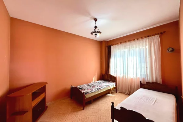 Shtepi me qera Shtepi Private ne Tirane, 5+1, Mobilimi E mobiluar, Pagesa 550  Euro.
