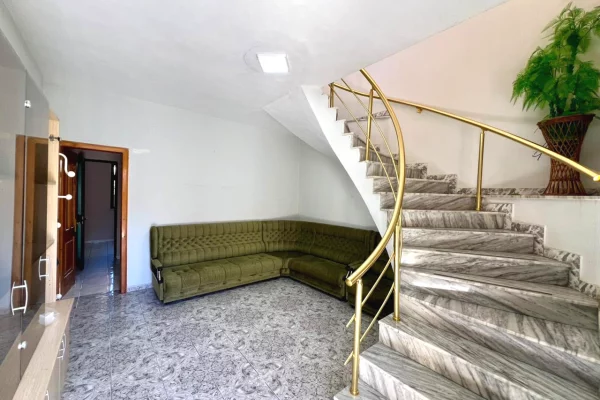 Shtepi me qera Shtepi Private ne Tirane, 5+1, Mobilimi E mobiluar, Pagesa 550  Euro.