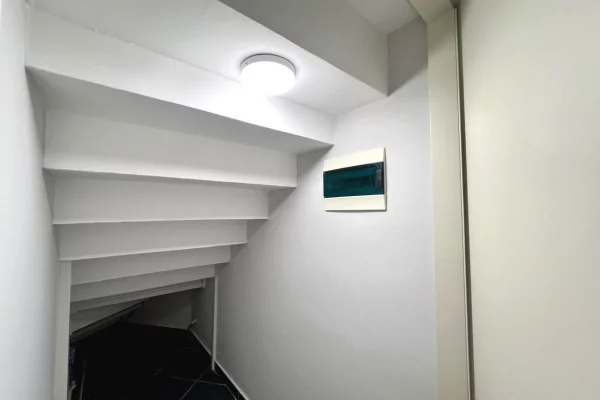 Shtepi ne shitje Duplex(shtepi me 2 kate) ne Tirane, 1+1, Mobilimi E mobiluar, Pagesa 128,000  Euro.