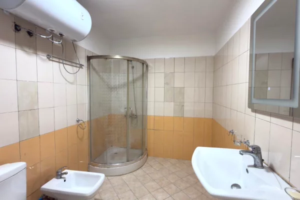 Shtepi me qera Apartament ne Tirane, 2+1, Mobilimi E mobiluar, Pagesa 550  Euro.