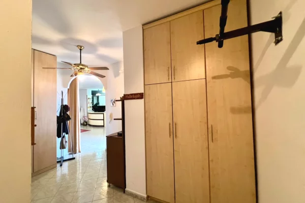 Shtepi ne shitje Apartament ne Tirane, 2+1, Mobilimi E mobiluar, Pagesa 248,000  Euro.
