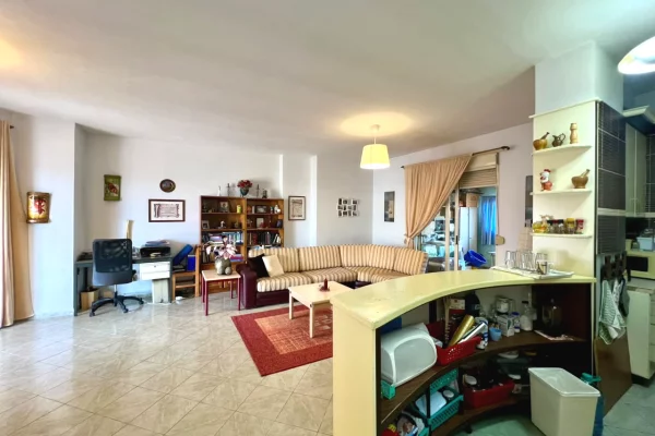 Shtepi ne shitje Apartament ne Tirane, 2+1, Mobilimi E mobiluar, Pagesa 248,000  Euro.