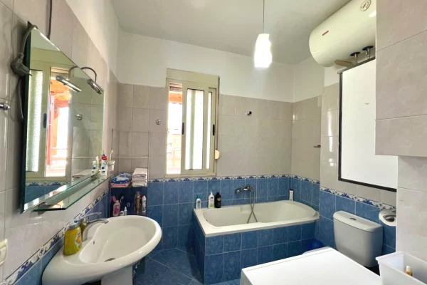 Shtepi ne shitje Apartament ne Tirane, 2+1, Mobilimi E mobiluar, Pagesa 248,000  Euro.