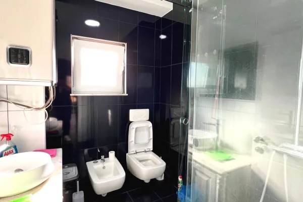 Shtepi me qera Apartament ne Tirane, 2+1, Mobilimi E mobiluar, Pagesa 75,000  Leke.