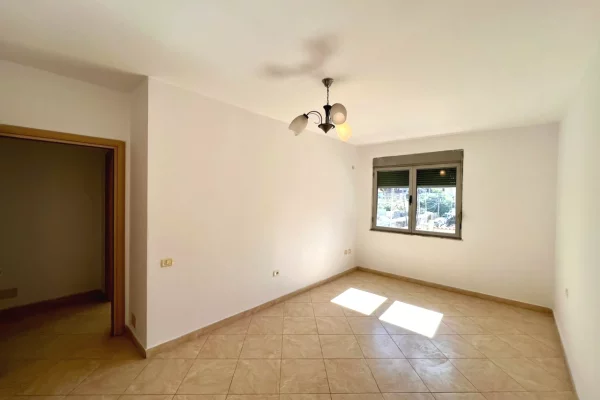 Shtepi me qera Apartament ne Tirane, 3+1, Mobilimi Bosh, pa mobiluar, Pagesa 70,000  Leke.