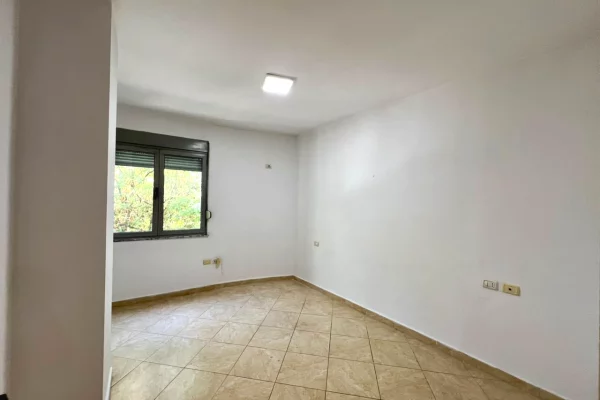 Shtepi me qera Apartament ne Tirane, 3+1, Mobilimi Bosh, pa mobiluar, Pagesa 70,000  Leke.