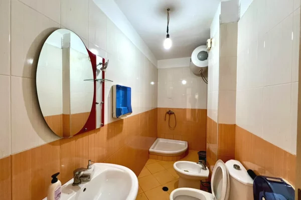 Shtepi me qera Apartament ne Tirane, 3+1, Mobilimi Bosh, pa mobiluar, Pagesa 70,000  Leke.