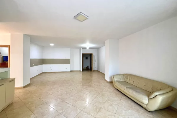 Shtepi me qera Apartament ne Tirane, 3+1, Mobilimi Bosh, pa mobiluar, Pagesa 70,000  Leke.