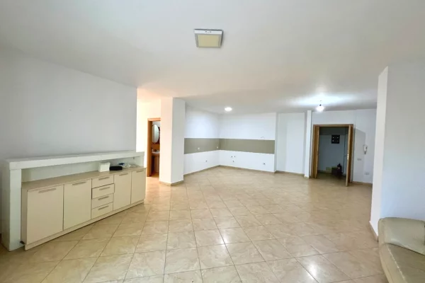 Shtepi me qera Apartament ne Tirane, 3+1, Mobilimi Bosh, pa mobiluar, Pagesa 70,000  Leke.