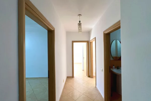 Shtepi me qera Apartament ne Tirane, 3+1, Mobilimi Bosh, pa mobiluar, Pagesa 70,000  Leke.