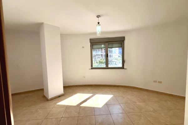 Shtepi me qera Apartament ne Tirane, 3+1, Mobilimi Bosh, pa mobiluar, Pagesa 70,000  Leke.