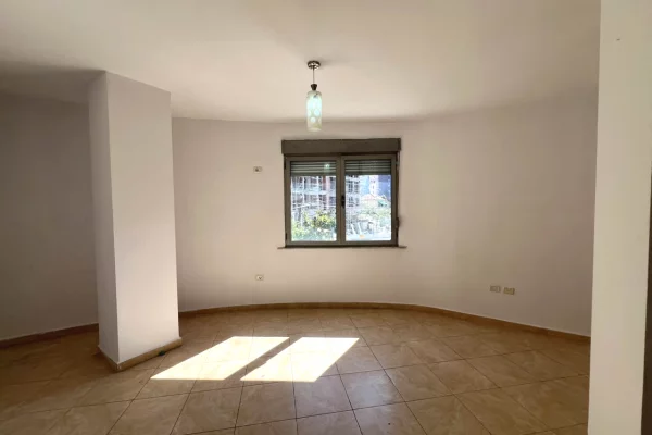 Shtepi me qera Apartament ne Tirane, 3+1, Mobilimi Bosh, pa mobiluar, Pagesa 70,000  Leke.