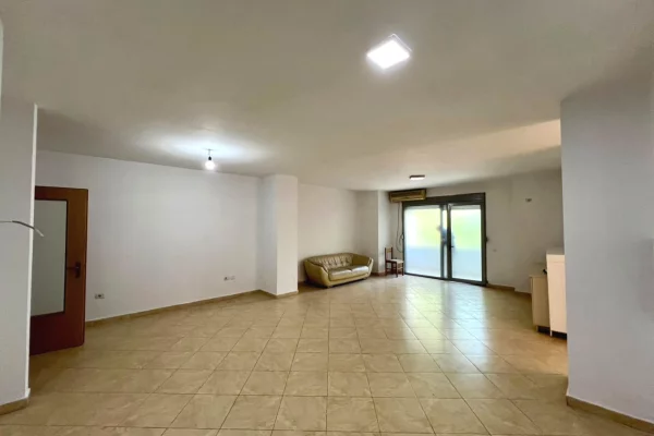 Shtepi me qera Apartament ne Tirane, 3+1, Mobilimi Bosh, pa mobiluar, Pagesa 70,000  Leke.
