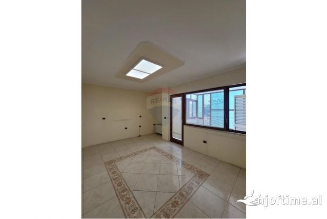 Ambiente Commerciale in Affitto 3+1 a Tirana - 1,600 Euro