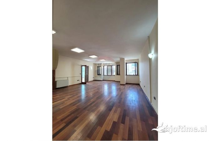 Ambiente Commerciale in Affitto 3+1 a Tirana - 1,600 Euro