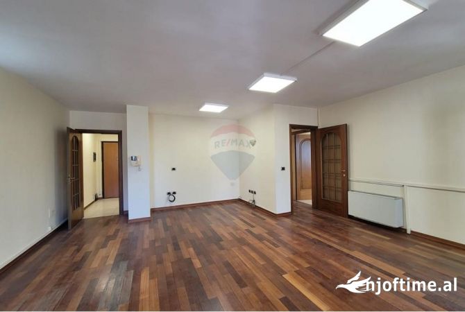 Ambiente Commerciale in Affitto 3+1 a Tirana - 1,600 Euro