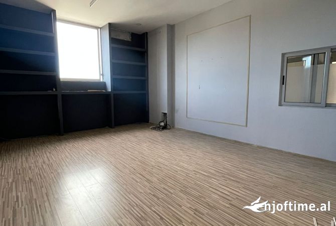 Ambiente Commerciale in Affitto 4+1 a Tirana - 4,800 Euro