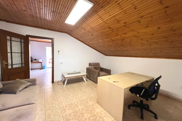 Shtepi me qera Papafingo(kati i catise) ne Tirane, 3+1, Mobilimi Pjeserisht e mobiluar, Pagesa 550  Euro.