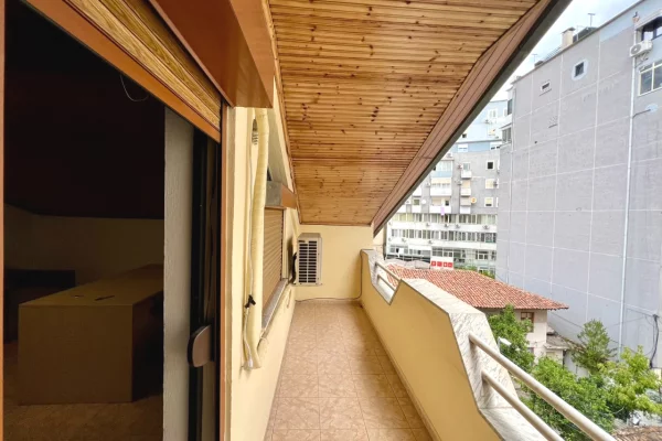 Shtepi me qera Papafingo(kati i catise) ne Tirane, 3+1, Mobilimi Pjeserisht e mobiluar, Pagesa 550  Euro.