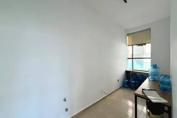Ambiente Commerciale in Affitto 3+1 a Tirana - 500 Euro