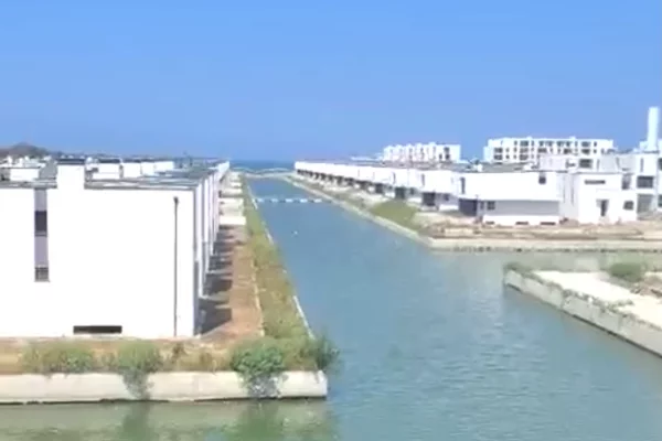 Shtepi ne shitje Apartament ne Durres, 2+1, Mobilimi Bosh, pa mobiluar, Pagesa 200,000  Euro.