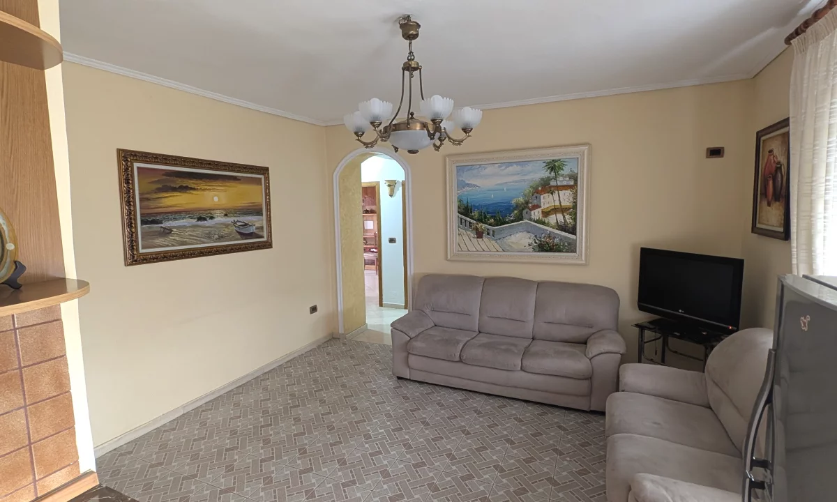 Shtepi ne shitje Duplex(shtepi me 2 kate) ne Tirane, 3+1, Mobilimi E mobiluar, Pagesa 274,000  Euro.