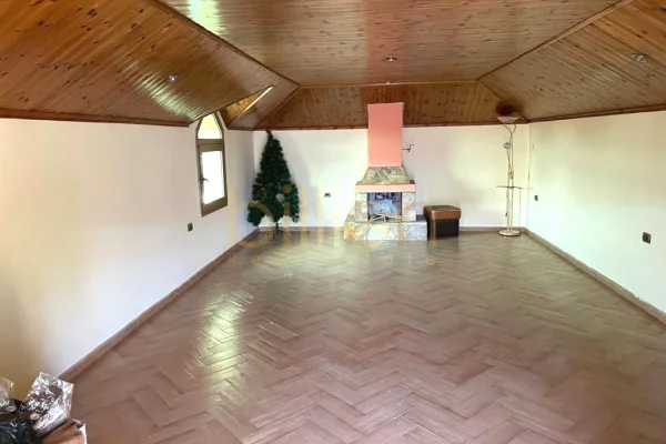 Shtepi ne shitje Duplex(shtepi me 2 kate) ne Tirane, 3+1, Mobilimi E mobiluar, Pagesa 274,000  Euro.