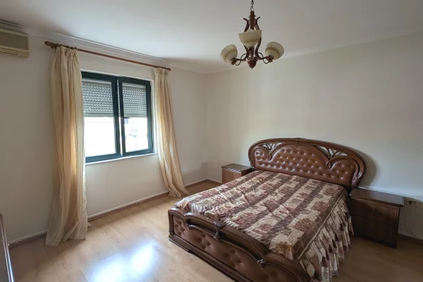 Shtepi ne shitje Duplex(shtepi me 2 kate) ne Tirane, 3+1, Mobilimi E mobiluar, Pagesa 274,000  Euro.
