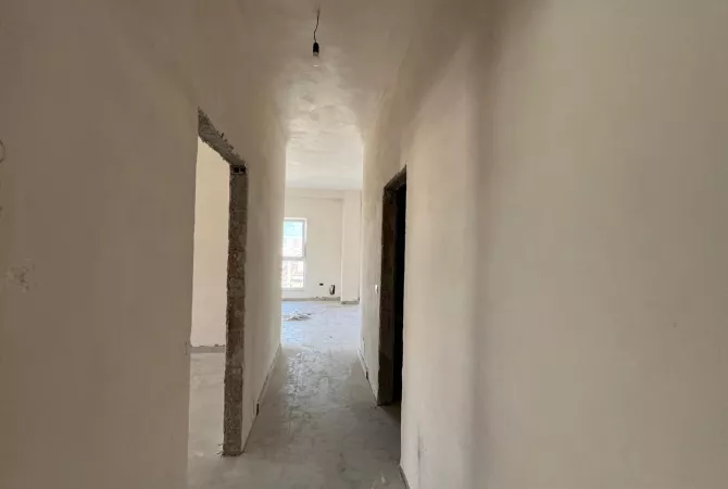 Shtepi ne shitje Apartament ne Tirane, 2+1, Mobilimi Bosh, pa mobiluar, Pagesa 171,500  Euro.