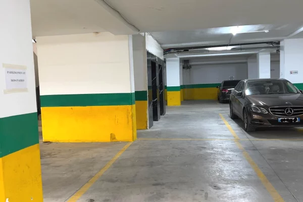 Shiten 3 Poste Parkimi ”Ish Fusha e Aviacionit”- TiranëShiten 3 poste parkimi të ndodhura në një god