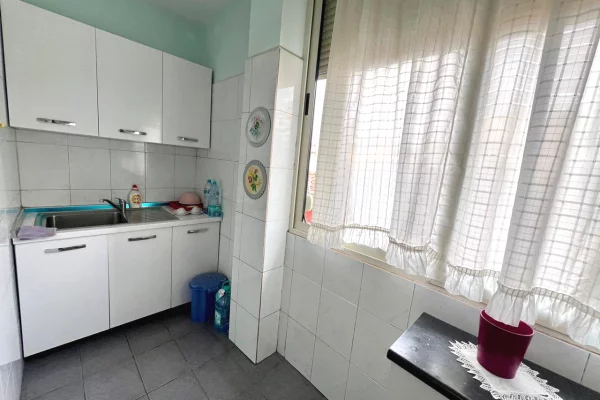 Shtepi me qera Apartament ne Tirane, 2+1, Mobilimi E mobiluar, Pagesa 600  Euro.