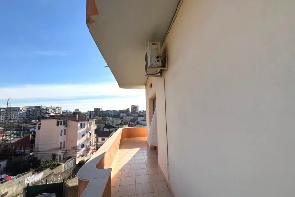 Shtepi me qera Apartament ne Tirane, 3+1, Mobilimi Pjeserisht e mobiluar, Pagesa 415  Euro.