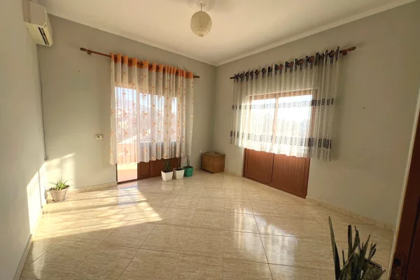 Shtepi me qera Apartament ne Tirane, 3+1, Mobilimi Pjeserisht e mobiluar, Pagesa 415  Euro.