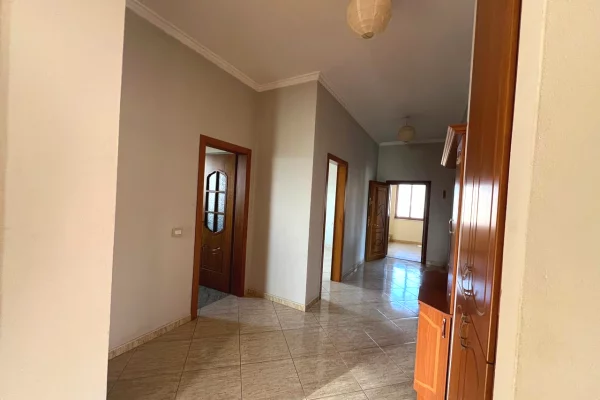 Shtepi me qera Apartament ne Tirane, 3+1, Mobilimi Pjeserisht e mobiluar, Pagesa 415  Euro.
