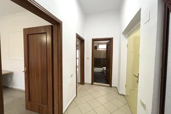 Shtepi me qera Apartament ne Tirane, 2+1, Mobilimi Bosh, pa mobiluar, Pagesa 500  Euro.